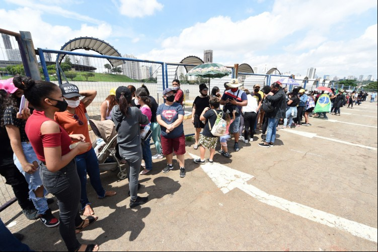 Fila de fãs para velório de Marília Mendonça, cantora e compositora que morreu em desastre de avião em 5 de novembro