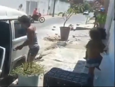 Moradores quebraram e incendiaram o veículo do líder religioso após descobrir que ele ocultou corpo de bebê em bueiro 