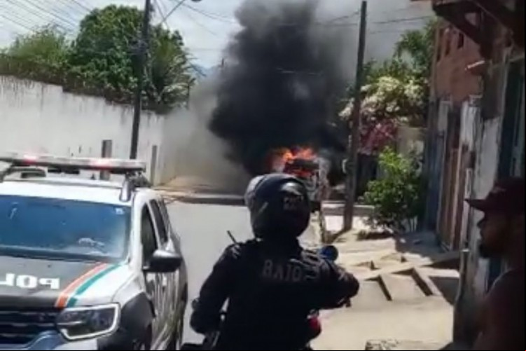 Moradores revoltados com a morte do bebê iniciaram uma série de ataques 