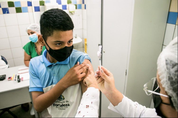 FORTALEZA, CEARÁ, 17-11-2021: Vacinação de estudantes das escolas públicas realizado no Posto Parque São José, em Fortaleza. (Foto: Fernanda Barros / Especial Para O Povo)