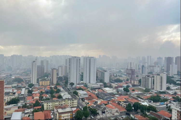 Fumaça vinda de incêndio no Parque do Cocó pode ser avistada no bairro Aldeota na manhã desta quinta-feira, 18