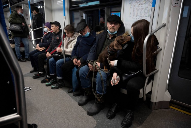 ageiros em um trem de Moscou, na Rússia