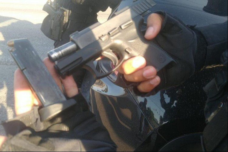 A operação resultou na apreensão de uma pistola calibre 380