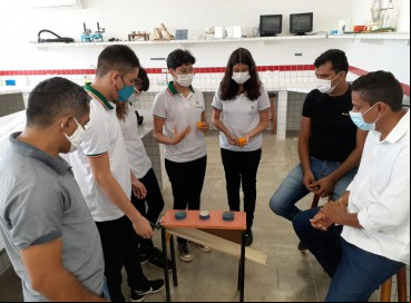 Técnicos da Empresa de Assistência Técnica e Extensão Rural (Ematerce) ajudaram os alunos durante o processo com sugestões 