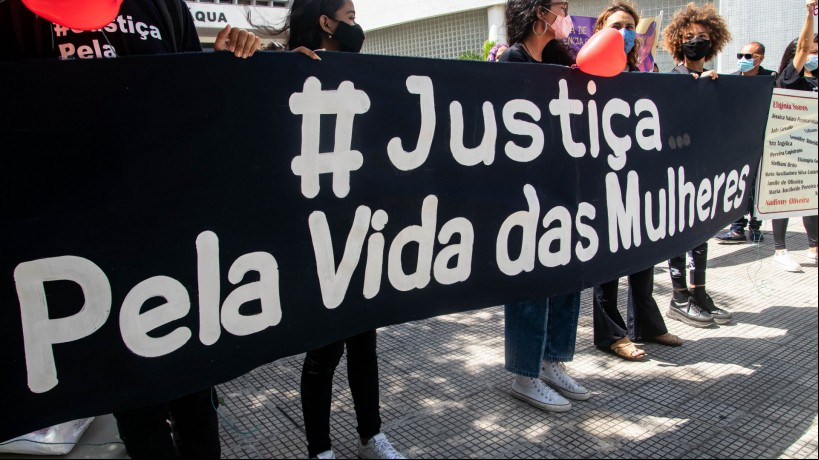 Manifestação ocorrida em 2021, em frente ao Fórum Clóvis Beviláqua, por ocasião do julgamento do caso Stefhani Brito. Imagem meramente ilustrativa