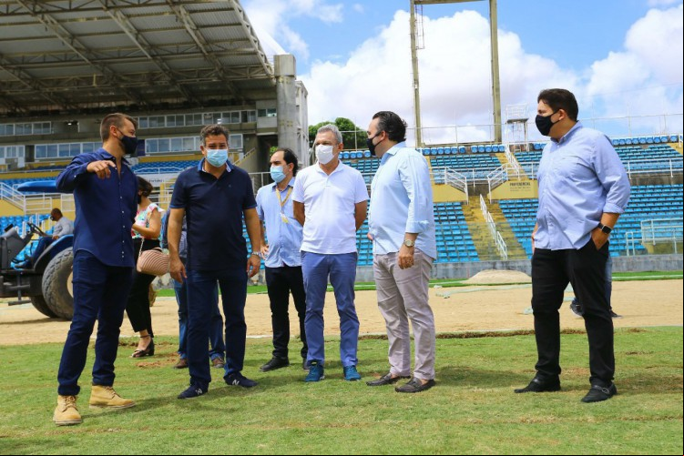 Sarto visita obras do gramado do Presidente Vargas