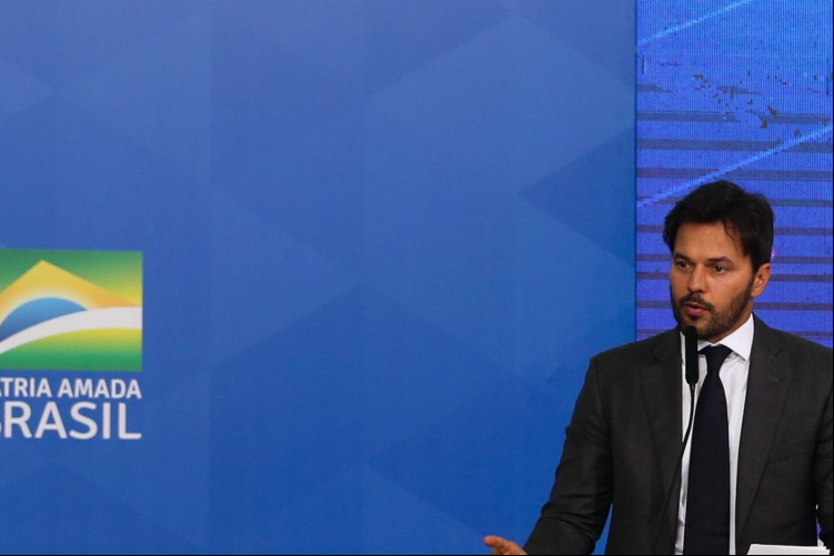 O ministro das Comunicações, Fábio Faria, participa de cerimônia de de termos de autorização de uso de radiofrequências pelas empresas vencedoras das faixas do leilão do 5G, no Palácio do Planalto
