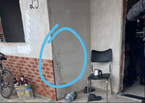 Marca de tiro de fuzil na entrada da residência 