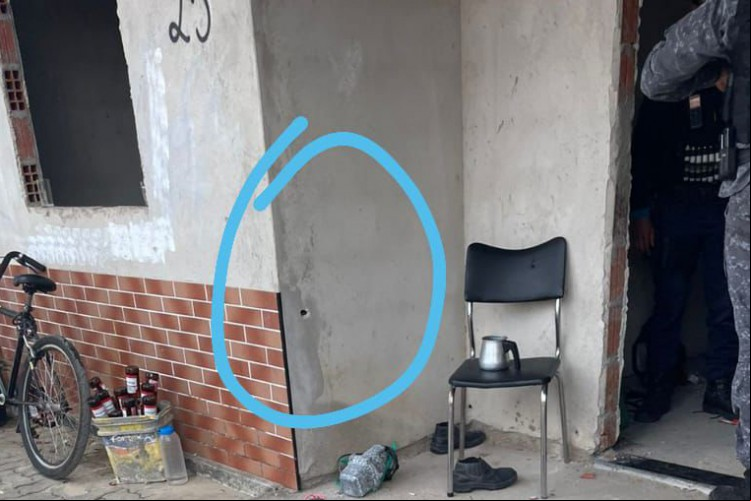 Marca de tiro de fuzil na entrada da residência 