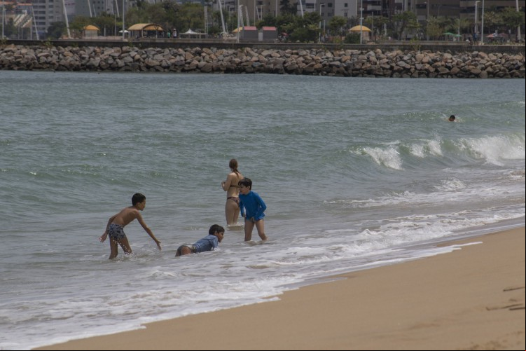 Praias próprias para banho: Fortaleza possui 20 trechos adequados na orla