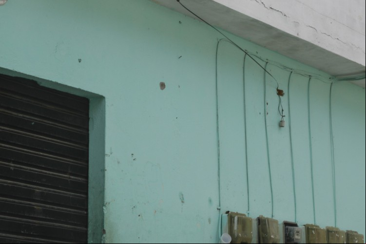 Chacina na Sapiranga deixa 6 mortos na noite de Natal. Marcas de disparos de arma de fogo estavam em um dos muros do bairro
