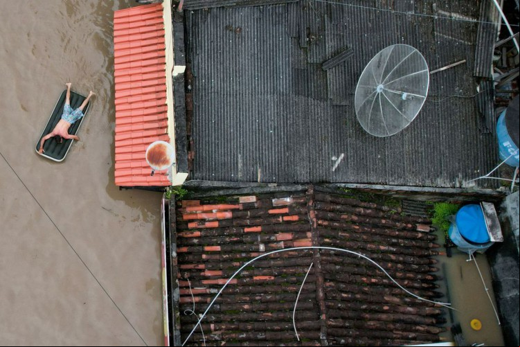 A man uses an inflatable mattress during flooding caused by the overflowing Cachoeira river in Itabuna, Bahia state, Brazil, December 26, 2021. Picture taken with a drone. REUTERS/Leonardo Benassatto NO RESALES. NO ARCHIVES
TPX IMAGES OF THE DAY