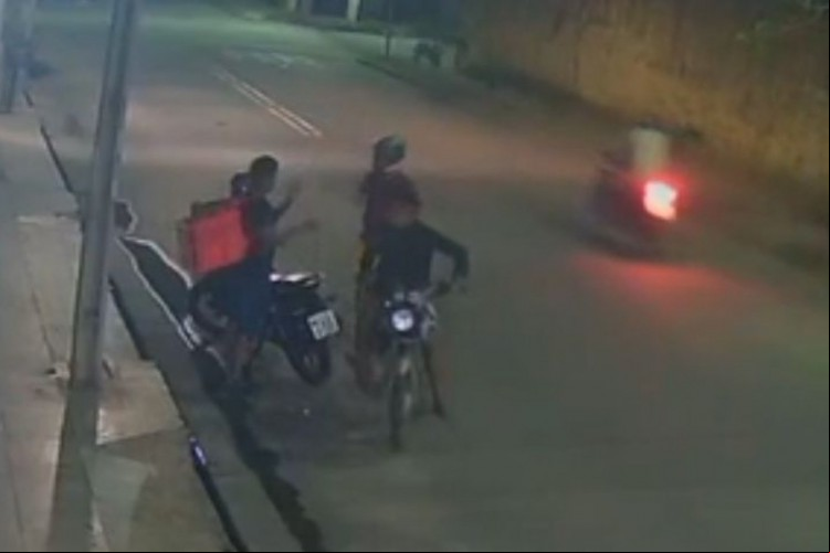 Imagens mostram que a vítima não reagiu ao assalto