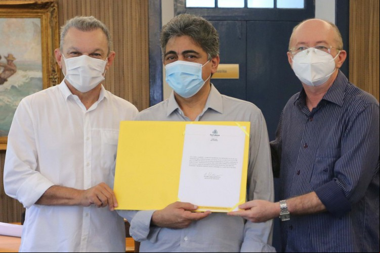 ILÁRIO Marques (ao centro) foi nomeado pelo prefeito Sarto (à esq.) para a gestão municipal