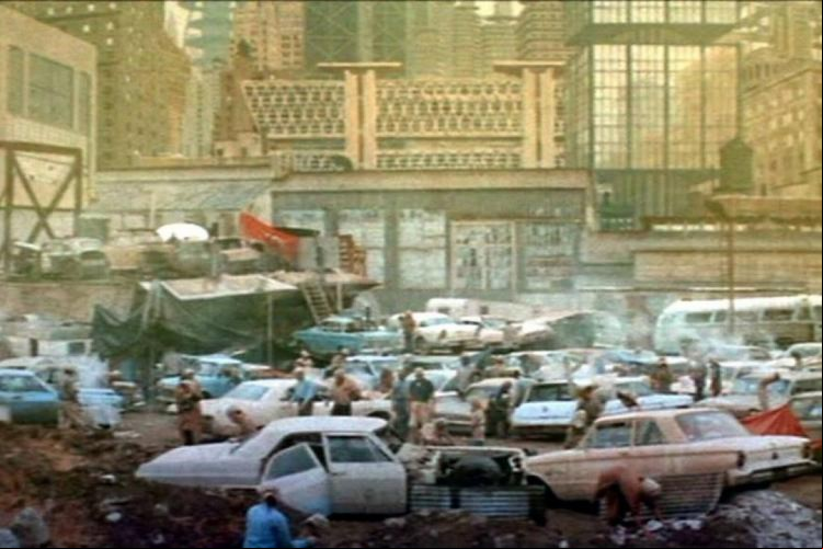 Parte da Nova Hollywood, Soylent Green está entre os filmes que abordam realidades distópicas banhadas de intensas crises sociais (que parecem) exacerbadas ou impossíveis de acontecer; saiba mais