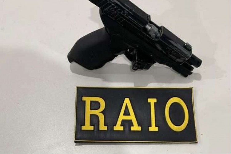 Suspeito estava com simulacro de arma de fogo e dois celulares, que teriam sido roubados 