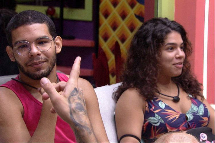 BBB 22: Vinicius e Maria conversam juntos na sala do programa; reality será exibido nesta quinta-feira, 20 de janeiro (20/01); saiba que horas vai ar na TV Globo e qual a dinâmica de hoje