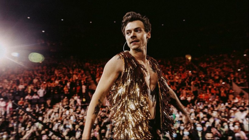 Fã de Harry Styles jogou objeto em direção ao palco que atingiu o cantor no rosto