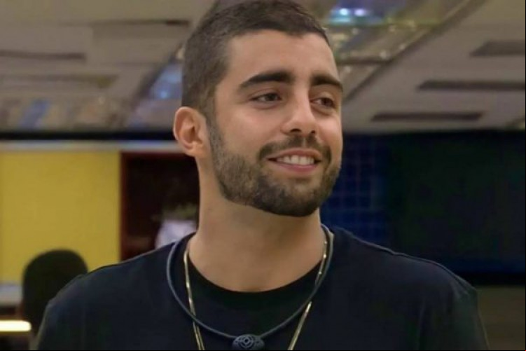 Após comentar educação no BBB 22, Pedro Scooby tem sico associado ao patrono da educação Paulo Freire; veja reações de internautas