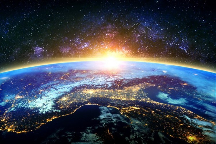 Em decorrência de duas explosões solares, deverá haver, na Terra, uma tempestade geomagnética que deverá interferir rapidamente na transmissão de ondas de rádio, além de gerar auroras boreais e austrais
