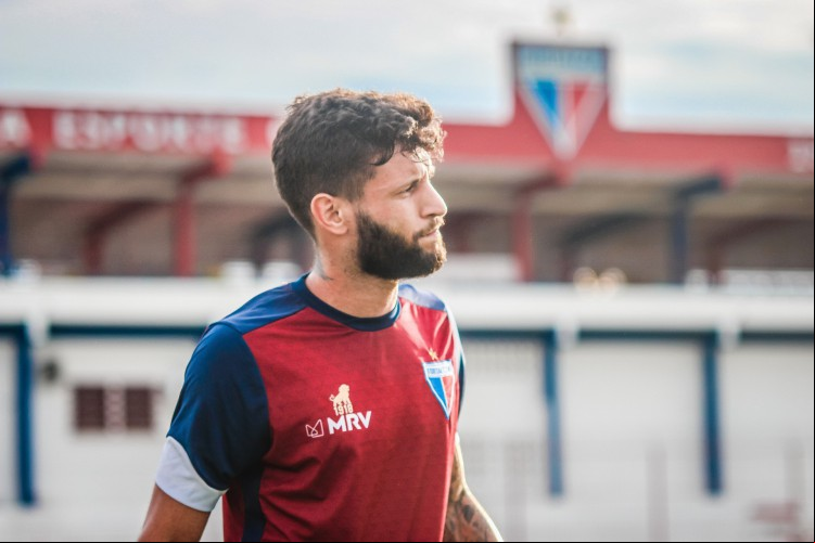 Lateral-esquerdo Juninho Capixaba em treino do Fortaleza no Centro de Excelência Alcides Santos, no Pici