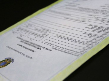 Não há lei no Brasil que determine nomes "proibidos" para registro de crianças, contudo, fica a cargo do registrador do cartório aceitar ou negar nomear a criança cujo os pais queiram utilizar "prenomes suscetíveis de expor ao ridículo" 