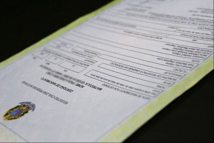 Não há lei no Brasil que determine nomes "proibidos" para registro de crianças, contudo, fica a cargo do registrador do cartório aceitar ou negar nomear a criança cujo os pais queiram utilizar "prenomes suscetíveis de expor ao ridículo"
