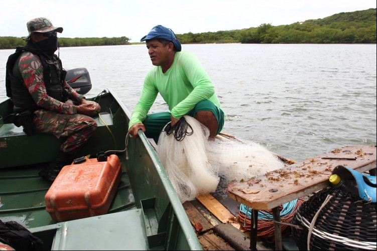 Fiscalização em rios durante a piracema orienta pescadores sobre a ilegalidade da pesca