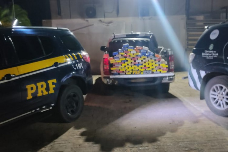 Mais de uma centena de tabletes de pasta base e de cocaína foram apreendidos pela polícia em Viçosa do Ceará