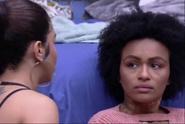 Maria e Natália conversam após dinâmica do jogo da discórdia desta segunda, 14