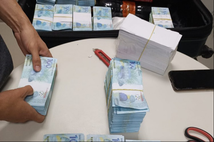 R$1,2 milhão estava dividido em 1.200 cédulas de R$ 100 