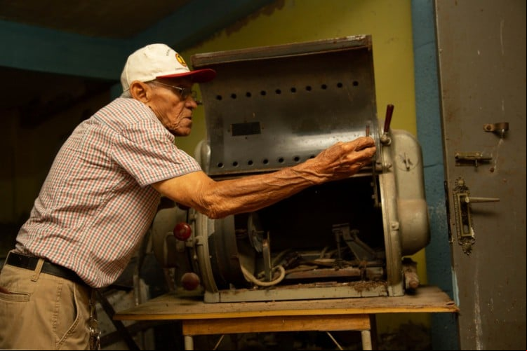 Seu Vavá era o responsável pelo Cine Nazaré, o último cinema de rua de Fortaleza