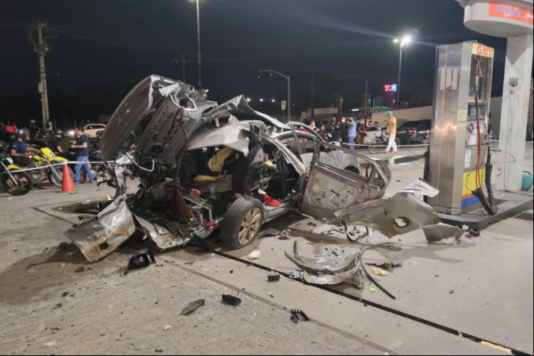 Carro cujo cilindro GNV explodiu em posto de combustível