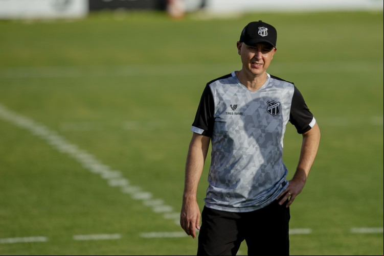FORTALEZA, CE, BRASIL, 04-03.2022: Tiago Nunes. Treino aberto no CT do Ceara no porangabussu. em epoca de COVID-19. (Foto:Aurelio Alves/ Jornal O POVO)