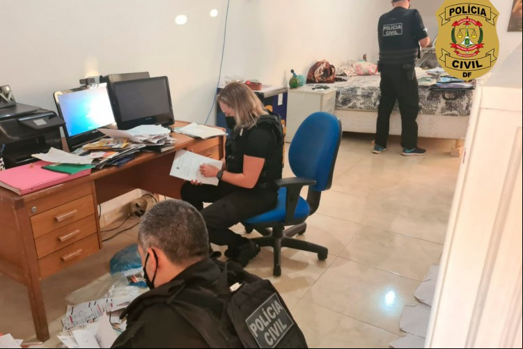 Foram cumpridos mandados de busca e apreensão em operação contra fraudes em concursos