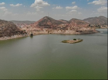 Dos três maiores açudes do Ceará, o Orós é o que tem maior volume, com 48,18% da capacidade máxima. Atualmente, Ceará tem 30 açudes sangrando 