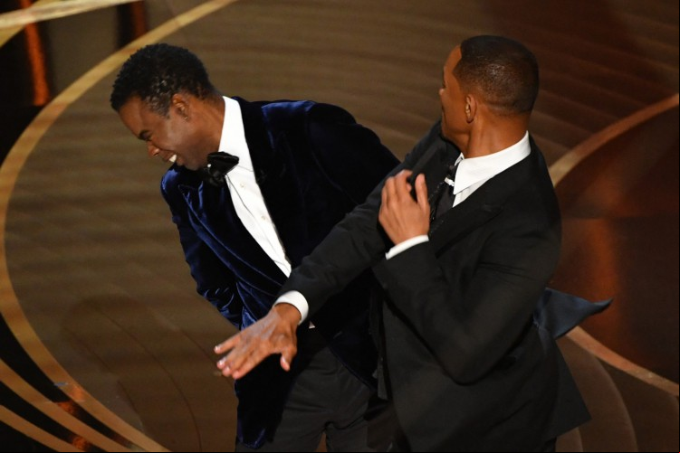 Will Smith deu um tapa no apresentador Chris Rock ao vivo no Oscar 2022 e fez anúncio sobre o caso
