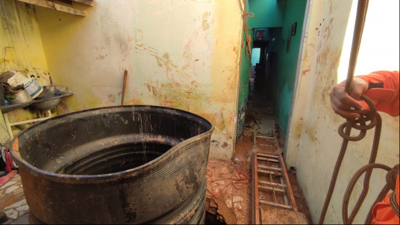 Interior da casa em que duas mulheres caíram em cacimba em Juazeiro do Norte, com manilha instalada para resgate do corpo de uma delas. Juazeiro do Norte, 27/03/2022