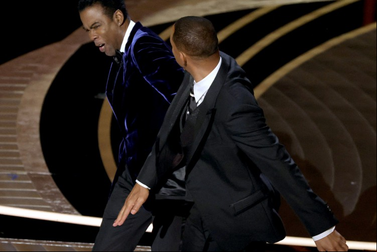 Will Smith agride Chris Rock ao vivo no Oscar 2022