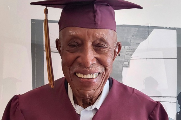 O idoso de 101 anos recebeu o diploma honorário no dia 19 de março de 2022.