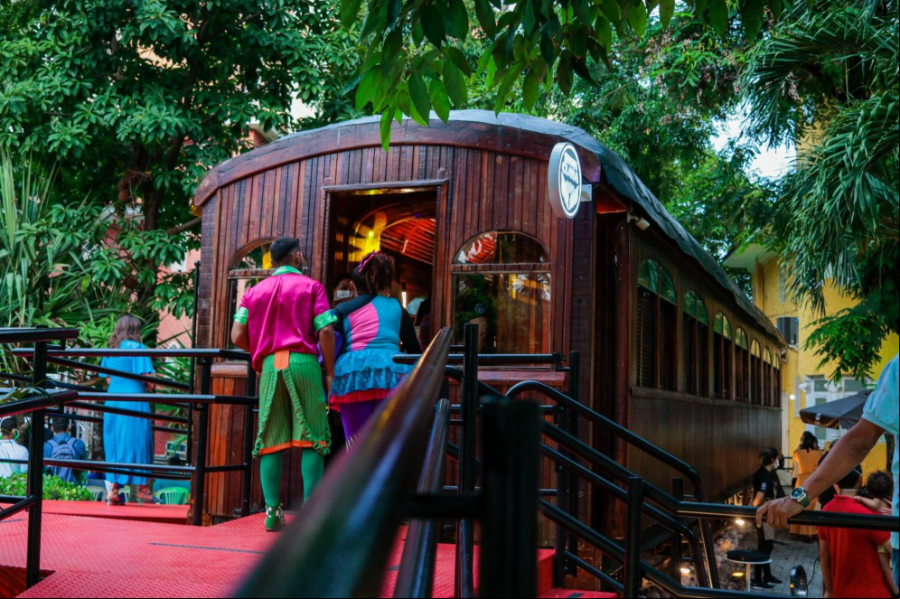 Trem restaurado abriga o café ao lado dos Castelinhos na Praça Luiza Távora