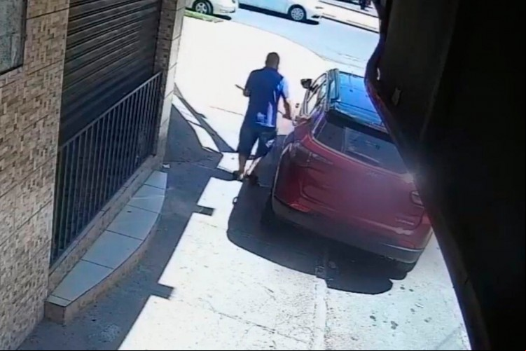 Idoso arranha carros com bengala em Goiânia.