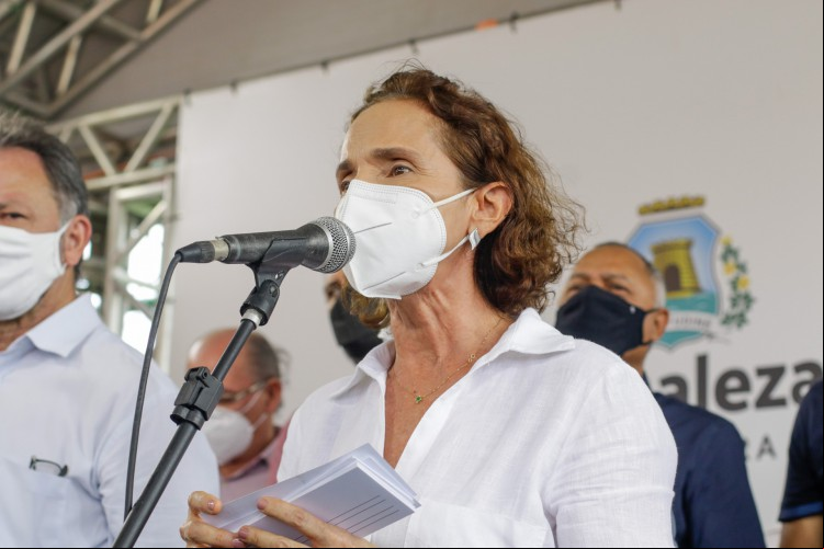 FORTALEZA, CE, BRASIL, 09.04.2022: Governadora Izolda Cela assina ordem de serviço de esgotamento sanitário no conjunto Palmeiras. (Foto:Thais Mesquita/OPOVO)