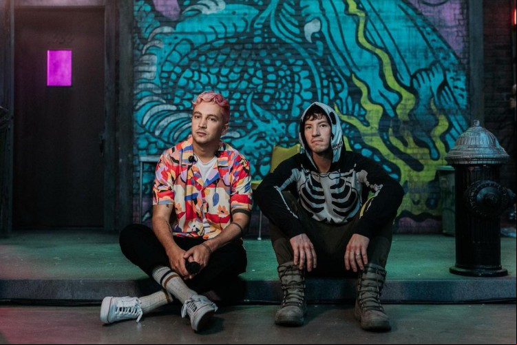 A dupla Twenty One Pilots é formado pelo vocalista Tyler Joseph e pelo baterista Josh Dun; a banda traz ao Brasil o projeto