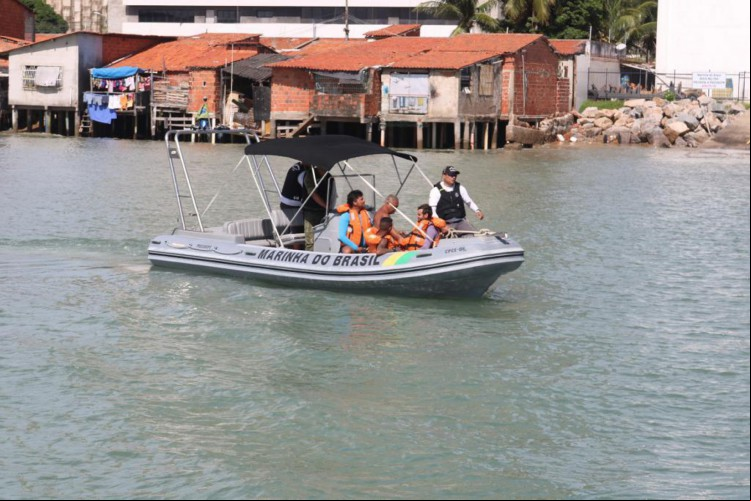 Quatro pescadores são resgatados a 11 km de Fortaleza por falha mecânica em embarcação