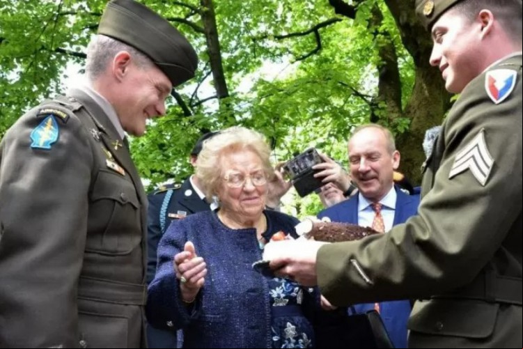 Meri Mion, de 90 anos, ganhou um bolo de aniversário do Exército dos EUA após ter o seu roubado em 1945