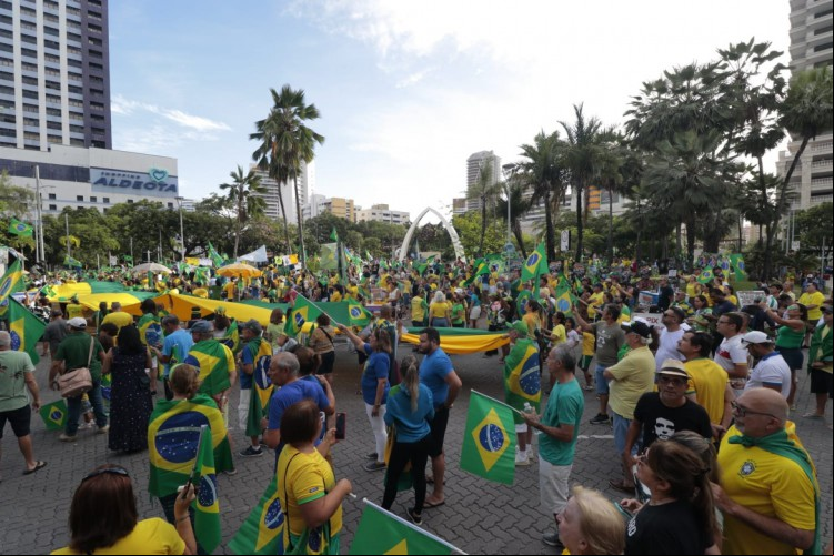 Apoiadores do presidente Jair Bolsonaro fazem ato na Praça Portugal pelo Dia do Trabalhador, em 1º de maio de 2022