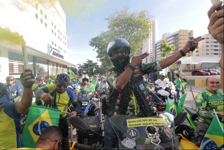 Apoiadores do presidente Jair Bolsonaro fazem ato na Praça Portugal pelo Dia do Trabalhador, em 1º de maio de 2022