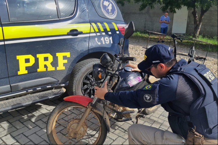 Motocicleta roubada em 2021 foi recuperada na BR-222, no município de Pentecoste