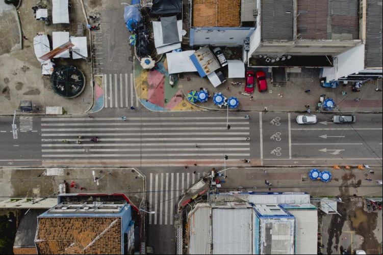 FORTALEZA, CE, BRASIL, 05-05.2022: Faixa de pedestregigante na Avenida Tristão Gonçalves. Intervenções Maio Amarelo, ano ado, em alusão ao maio amarelo, foram feitas várias intervenções no Centro de Fortaleza. A ideia era reduzir a quantidade de mortes no bairro que era considerado um dos que mais tinha acidente de trânsito. em epoca de COVID-19. (Foto:Aurelio Alves/ Jornal O POVO)